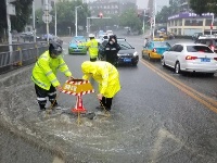 暴雨袭宜昌 警察砸窗救人