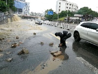 暴雨袭宜昌 警察砸窗救人