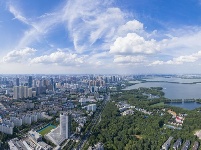 武汉：夏日蓝天白云美如画