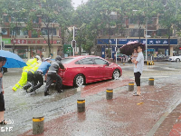 暴雨袭宜昌 警察砸窗救人