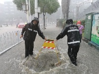 暴雨袭宜昌 警察砸窗救人