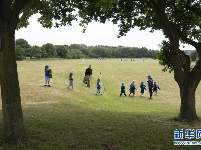 英格兰小学助学前班学生适应复课 