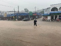 暴雨袭宜昌 警察砸窗救人