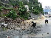 暴雨袭宜昌 警察砸窗救人