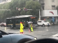 暴雨袭宜昌 警察砸窗救人