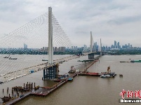 “武汉造”！世界首座轻型钢混结构斜拉桥合龙