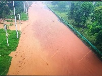 暴雨袭宜昌 警察砸窗救人