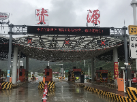南方大部连遭强降水袭击，广西桂林部分道路中断、汽车被冲走