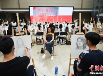 中国美院师生为援鄂抗疫女医护人员画像
