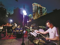 “夕阳红”乐队 鼓动正青春