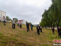 湖北黄梅：“银发护堤队”夜巡大堤