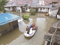 黄石：暴雨中的“摆渡人”