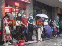 孩子高考，家长在雨中等候