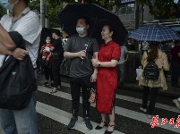 孩子高考，家长在雨中等候