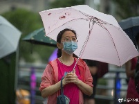 孩子高考，家长在雨中等候