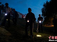 湖北黄梅：“银发护堤队”夜巡大堤