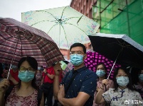 孩子高考，家长在雨中等候