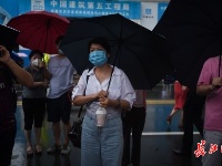 孩子高考，家长在雨中等候