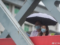 孩子高考，家长在雨中等候