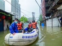 黄石：暴雨中的“摆渡人”