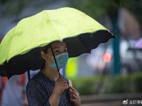 孩子高考，家长在雨中等候