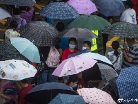 孩子高考，家长在雨中等候