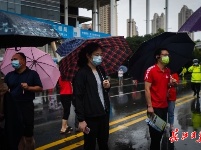 孩子高考，家长在雨中等候