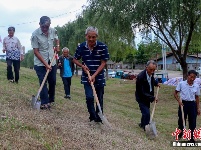 湖北黄梅：“银发护堤队”夜巡大堤