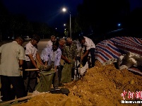 湖北黄梅：“银发护堤队”夜巡大堤