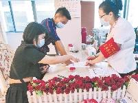 “海底”潜吻 爱燃七夕 武汉1925对新人昨领证