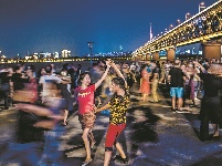 又见江风歌夜色