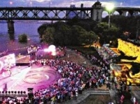 “海底”潜吻 爱燃七夕 武汉1925对新人昨领证