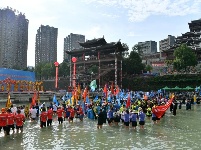 宣恩水运会开幕 贡水河里龙舟竞速