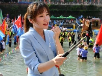 宣恩水运会开幕 贡水河里龙舟竞速