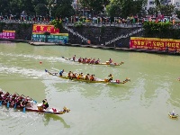 宣恩水运会开幕 贡水河里龙舟竞速