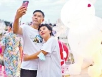 “海底”潜吻 爱燃七夕 武汉1925对新人昨领证