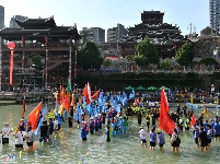 宣恩水运会开幕 贡水河里龙舟竞速