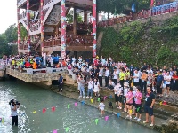 宣恩水运会开幕 贡水河里龙舟竞速