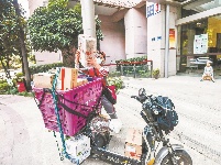 “袋鼠爸爸”腰系脑瘫女儿送快递