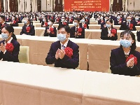 危难时你们舍命抗疫 英雄城昨日致敬英雄