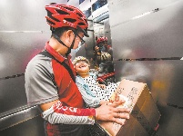 “袋鼠爸爸”腰系脑瘫女儿送快递