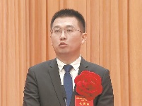 危难时你们舍命抗疫 英雄城昨日致敬英雄