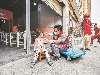 “袋鼠爸爸”腰系脑瘫女儿送快递