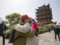 “樱为武汉 与你湘渝”丨江城芳菲正盛 援鄂医护赴约故地重游