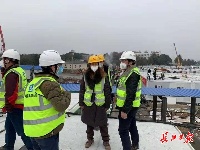 山河今无恙、人比樱花俏！“两山”医院女建设者穿旗袍游武大