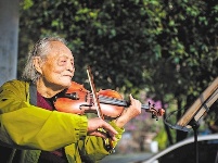 探访武汉“看夕阳老人”：我挺好!（组图）