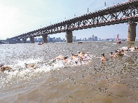 中流击水英雄城！武汉渡江节顺利举行