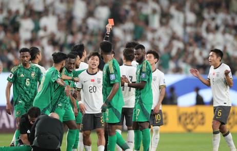 林良铭“染红” 10人国足世预赛客场0:1不敌沙特队