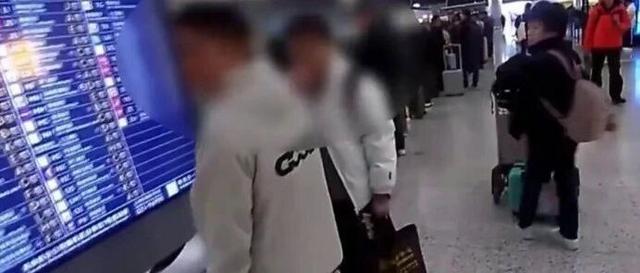 民警在机场紧急拦截2名青年！网友：挽救了两个家庭