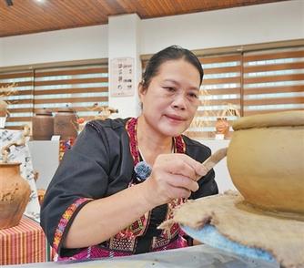 全凭一双巧手和“露天堆烧”，一件黎陶是如何诞生的